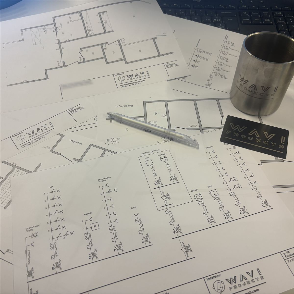 Grondplannen en eendraadschema&rsquo;s van WaVi Projects met een WaVi-beker