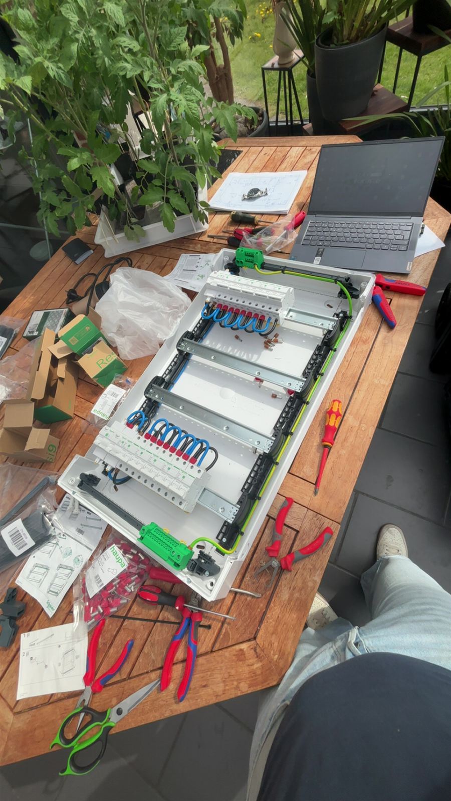 Verdeelkast in opbouw op de werktafel